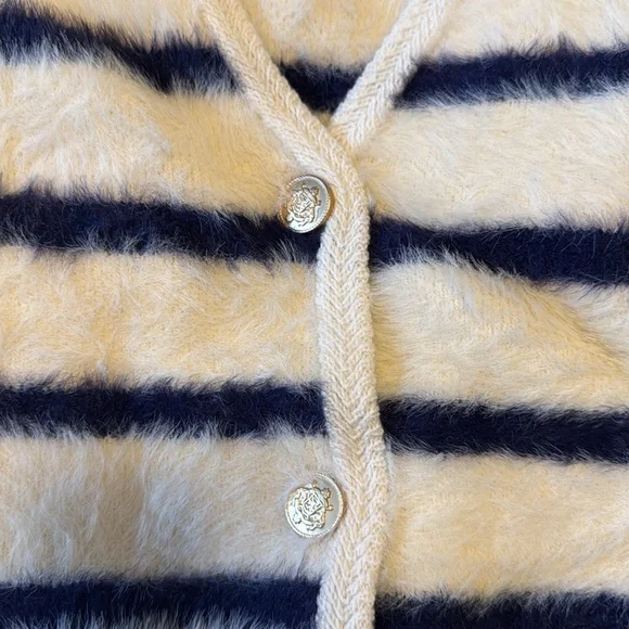 Fuzzy sweater - Picture 2 of 4